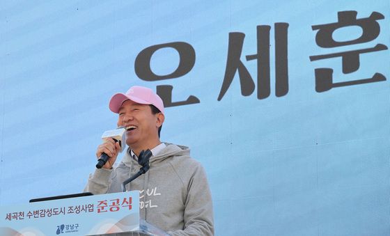 세곡천 바라보며 미소짓는 오세훈 시장