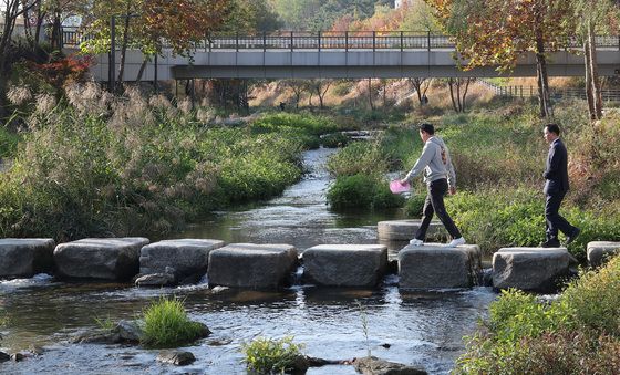 세곡천 산책하는 오세훈 시장·조성명 강남구청장