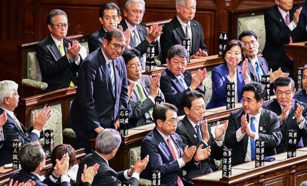 [포토] 결선투표서 재선출된 후 고개 숙이는 이시바 총리