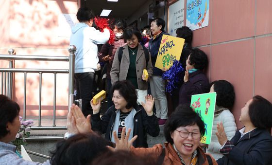 "철썩 붙어라" 만학도들의 수능 합격 기원