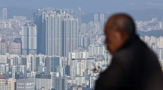 대출규제에 얼어붙은 서울 주택 거래..."아파트 매매 급감"