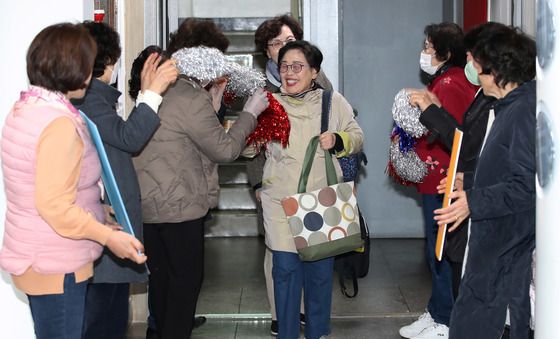 수능 응원 받는 일성여고 학생들