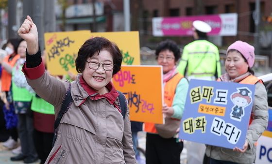 시험장 향하는 만학도