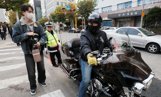 '아들 수능 늦지 않게 오토바이로'