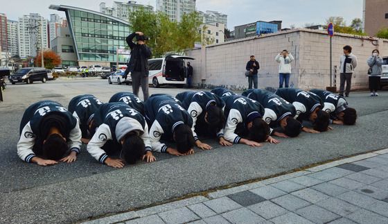 선배들 향한 후배들의 큰절