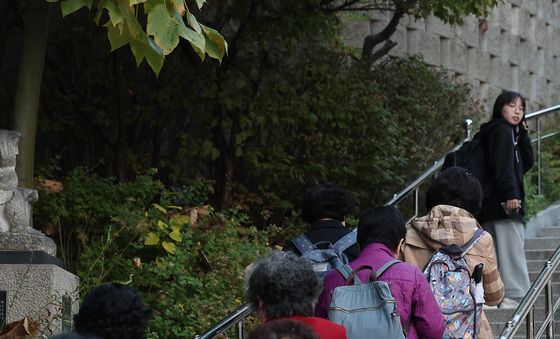 고3 수험생과 함께 시험장 향하는 만학도들