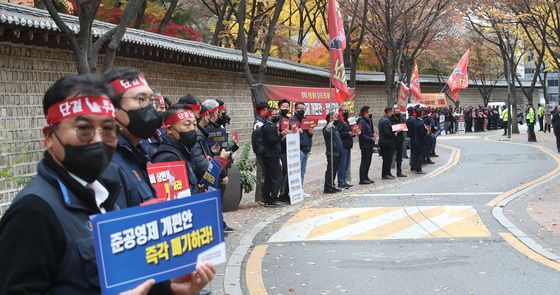 '침묵시위 나선 버스노조'