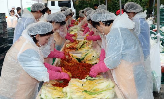 고려아연과 적십자사, 취약계층 지원 김장담그기