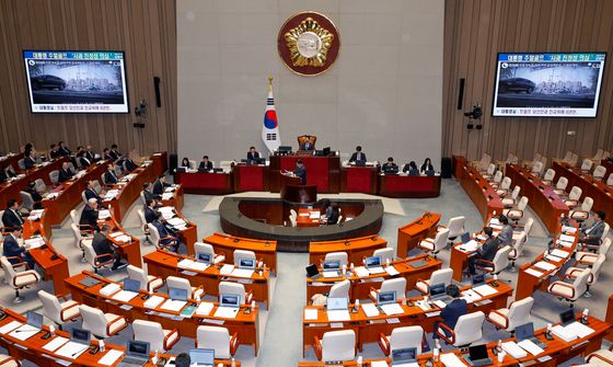 대통령 주말골프 보도 화면보는 국무위원들