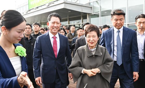 구미 시민들과 인사하는 박근혜