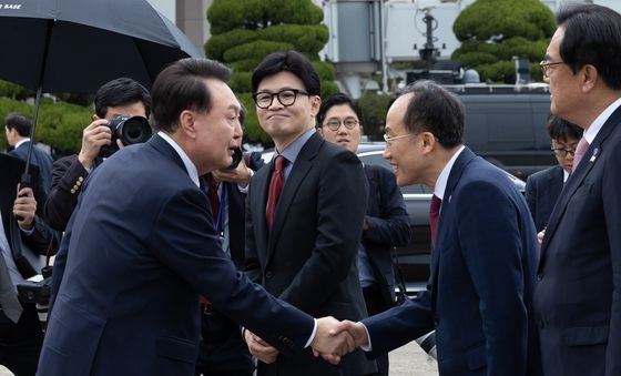 국민의힘 지도부와 인사 나누는 윤석열 대통령