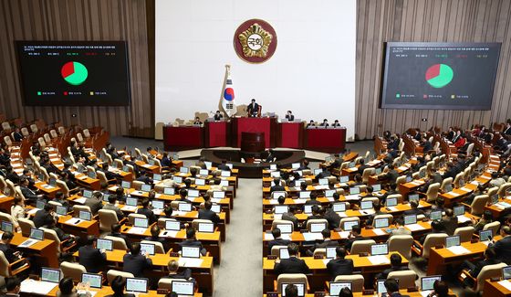 '정치적 중립의무 위반' 이진숙 감사요구안 본회의 통과