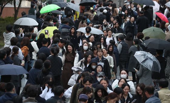 '수능 끝' 수험생 기다리는 부모