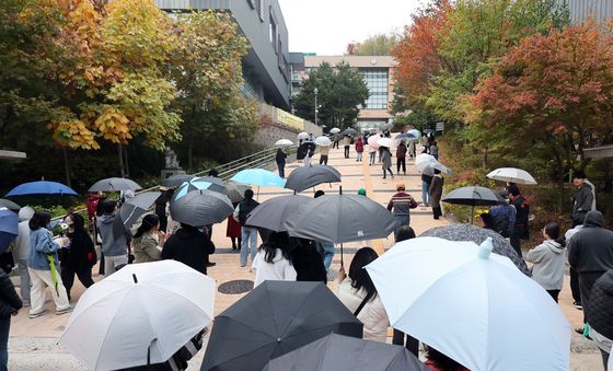 우산들고 수험생 기다리는 학부모들