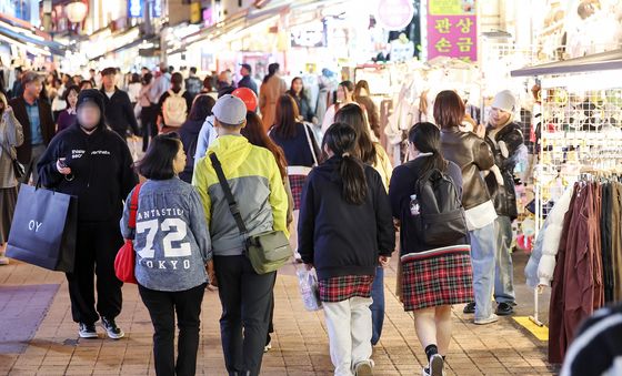 수능날 인파로 북적이는 홍대 거리