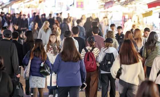 수능 끝나고…'북적이는 홍대 거리'