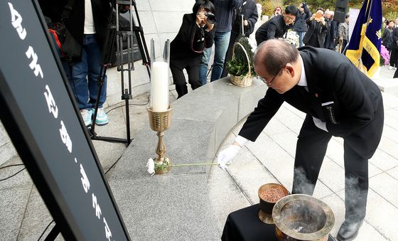 헌화하는 이종찬 광복회장