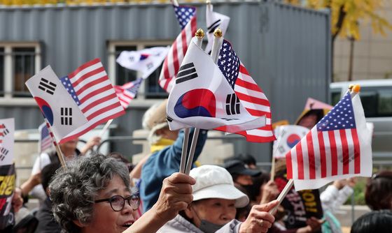 태극기와 성조기 흔드는 보수단체