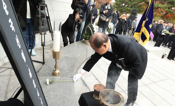 헌화하는 이종찬 광복회장