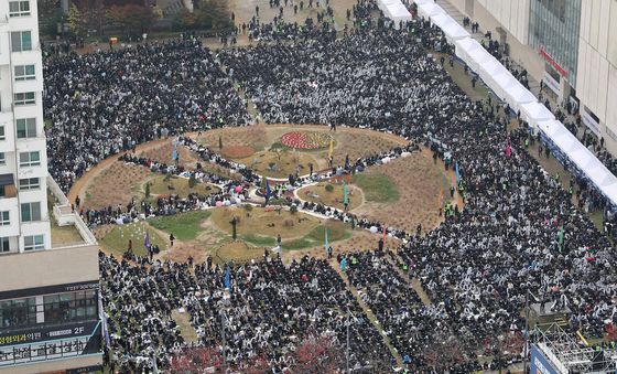 경기도 '대관 불허'에 신천지 집회 열린 경기도청