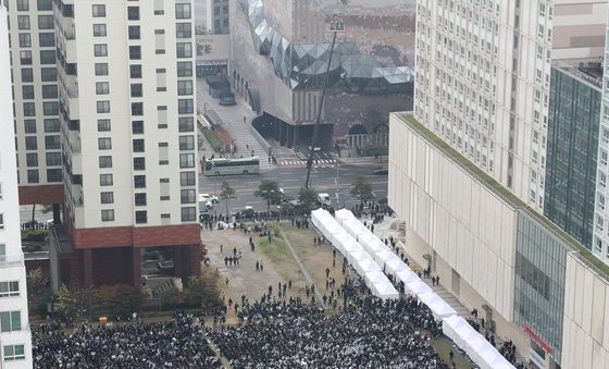 경기도청 앞에서 집회 벌이고 있는 신천지 신도들