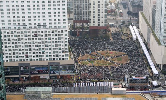 경기도 '대관 불허'에 신천지 집회 열린 경기도청