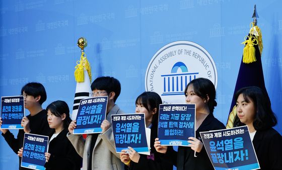 국회 찾은 대학생들 '윤 대통령 탄핵 촉구'