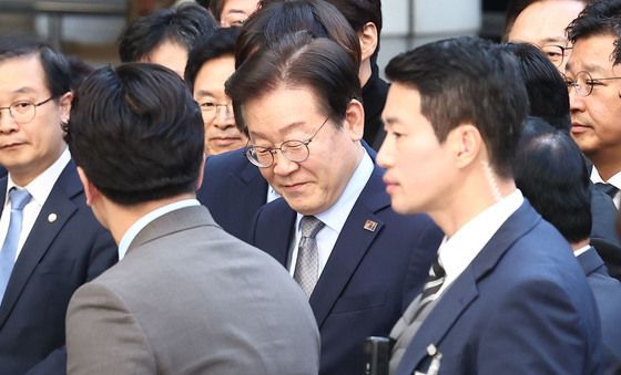 미소 지으며 재판 출석하는 이재명