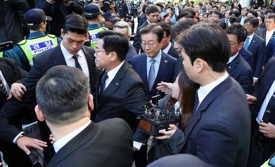 선거법 '징역형' 굳은 표정으로 법정 나서는 이재명