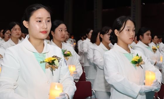 "나이팅게일의 숭고한 간호 정신을 가슴에 새깁니다"