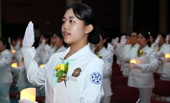 "나이팅게일의 숭고한 간호 정신을 가슴에 새깁니다"