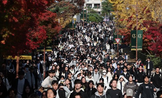 고사장 나서는 수험생들