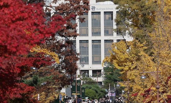 논술시험 마치고 쏟아져 나오는 수험생들