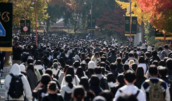 논술고사 마치고 고사장 나서는 수험생들