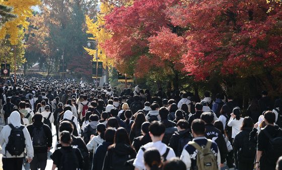 고사장 나서는 수험생들