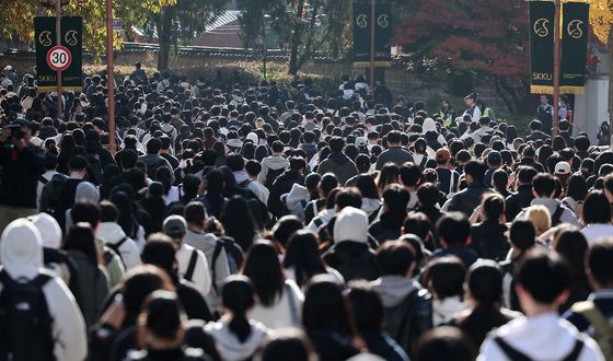 논술고사 마치고 고사장 나서는 수험생들