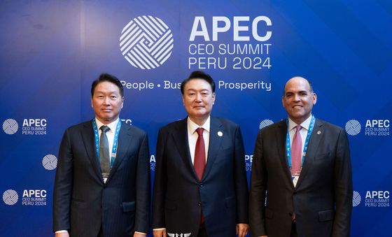 윤석열 대통령, 경주 APEC CEO 서밋 의장 맡는 최태원 회장과 함께