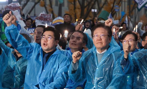 유죄 판결 후 거리로 나선 이재명 대표