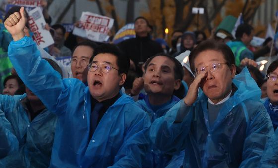 굳은 표정의 이재명 대표