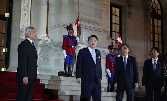 APEC 정상 만찬 참석하는 윤석열 대통령