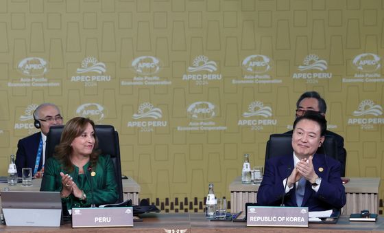 APEC 제2세션 리트리트에서 박수치는 윤석열 대통령