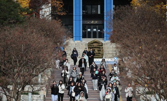 수능 후 첫 주말 '논술시험 마치고'