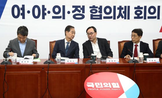 대화하는 한덕수 총리와 이진우 대한의학회장