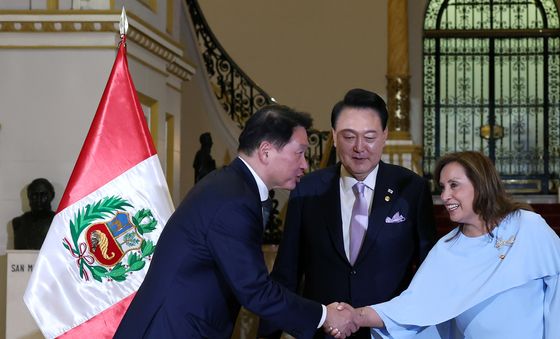 윤석열 대통령, 페루 대통령에게 최태원 회장 소개