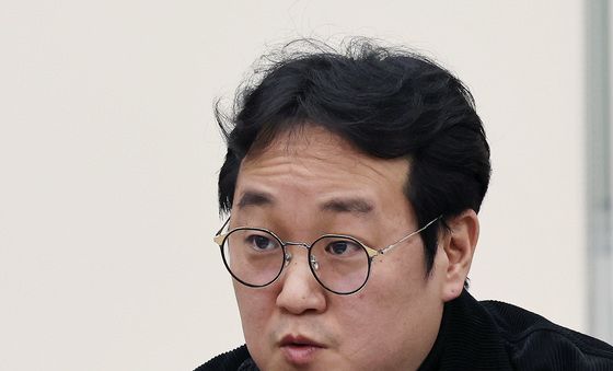 인사말 하는 연극 '몬스터 콜스' 민새롬 연출가