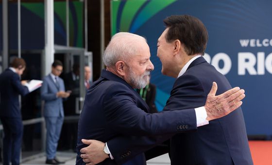 G20에서 룰라 브라질 대통령과 인사하는 윤석열 대통령