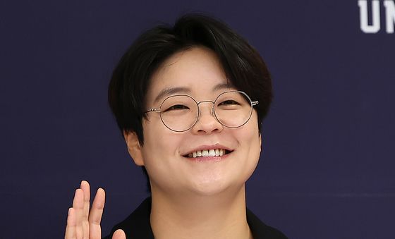 포즈 취하는 유화 PD