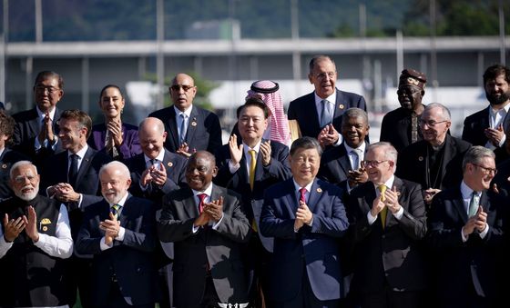 G20 정상들과 함께 박수치는 윤석열 대통령