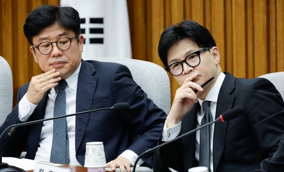 산업장관 발언듣는 한동훈·유의동