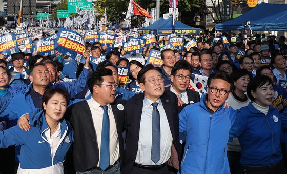 이재명 대표 '지도부와 어깨동무하고 특검법 통과 촉구'